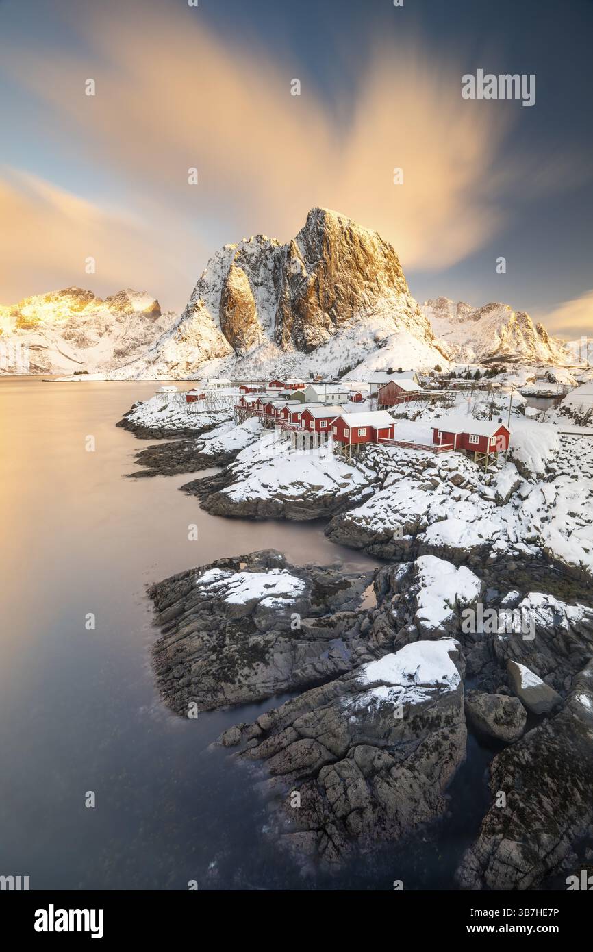 Rifugi per la pesca di Rorbuer di fronte a montagne innevate in inverno, Hamnoy, Moskenesoy, Lofoten, Norvegia, Europa Foto Stock Rifugi per la pesca di Rorbuer di fronte a montagne innevate in inverno, Hamnoy, Moskenesoy, Lofoten, Norvegia, Europa Foto Stock