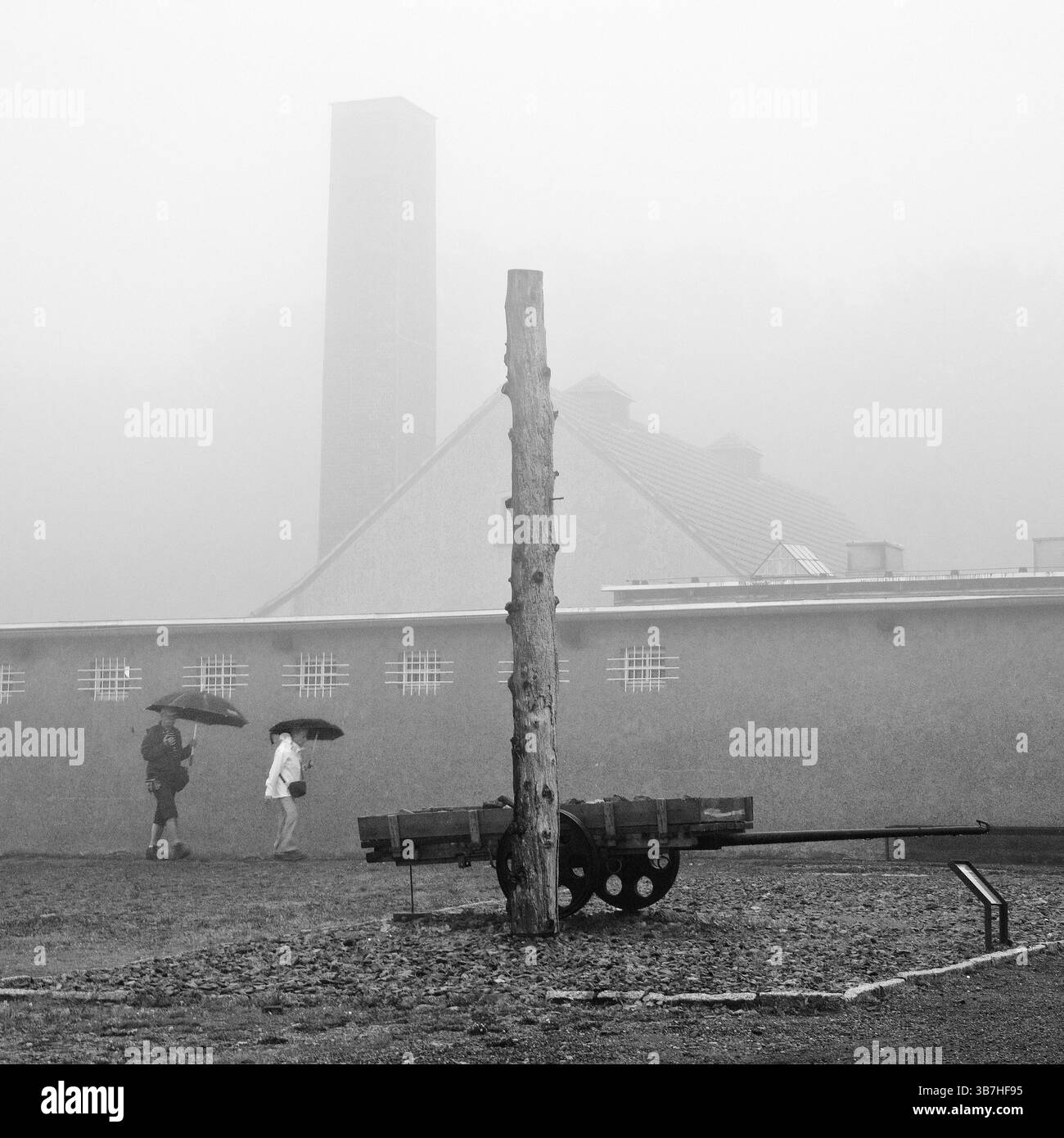 Palo e carro con crematorio nella nebbia al campo di concentramento della foresta di faggi, oggi un memoriale del campo di concentramento, Weimar, Turingia, Germania, Europa Foto Stock