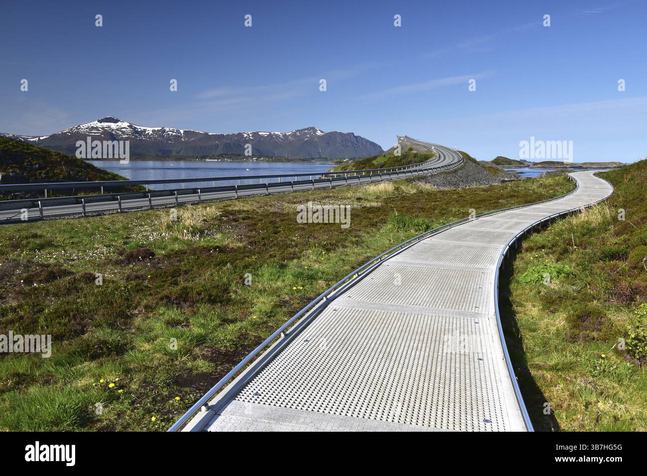 Passerella sull'Atlantic Road, Storseisund Bridge in Norvegia Foto Stock