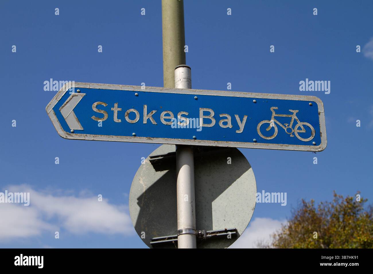 Cartello indicante la pista ciclabile per Stokes Bay ad Alverstoke, Hampshire, Inghilterra Foto Stock