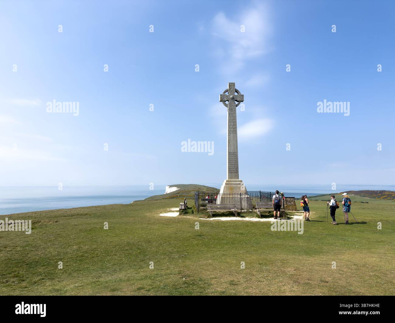 3 MAGGIO 2025 - Freshwater, Regno Unito - la Croce in memoria di Alfred Lord Tennyson sulla cima delle colline che si affacciano su Freshwater Bay sull'Isola di Wight, Regno Unito Foto Stock