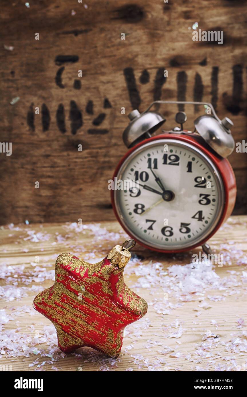 Decorazione di Natale orologio e giocattoli in stile vintage Foto Stock