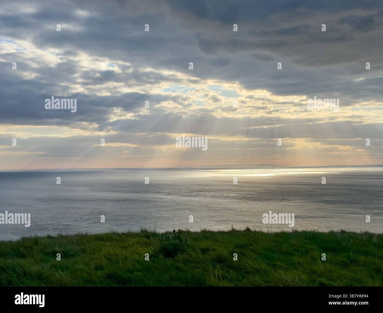 4 MAGGIO 2025 - Isola di Wight, Regno Unito - Una vista al crepuscolo dalla costa meridionale dell'Isola di Wight attraverso il paesaggio e il mare del Canale della Manica Foto Stock