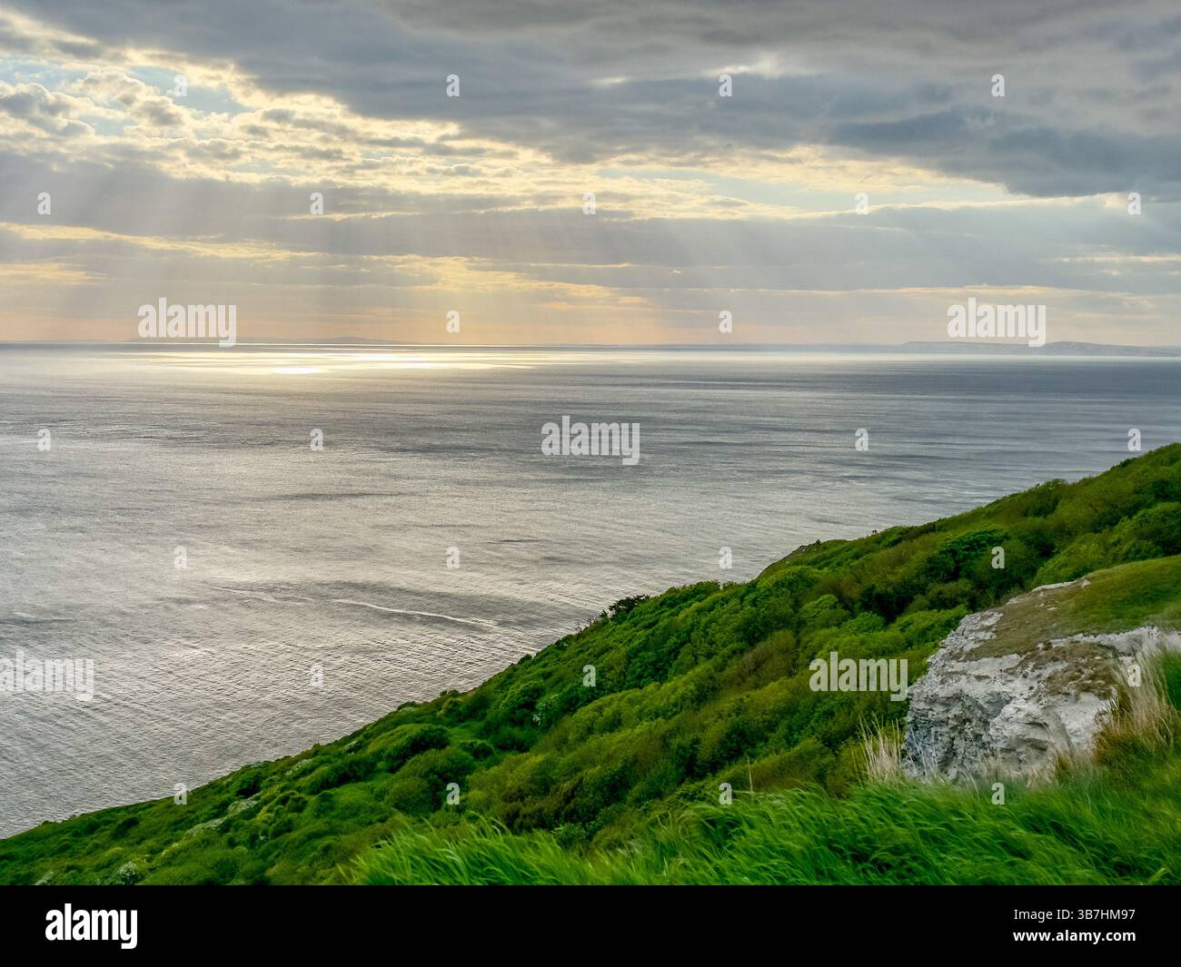 4 MAGGIO 2025 - Isola di Wight, Regno Unito - Una vista al crepuscolo dalla costa meridionale dell'Isola di Wight attraverso il paesaggio e il mare del Canale della Manica Foto Stock