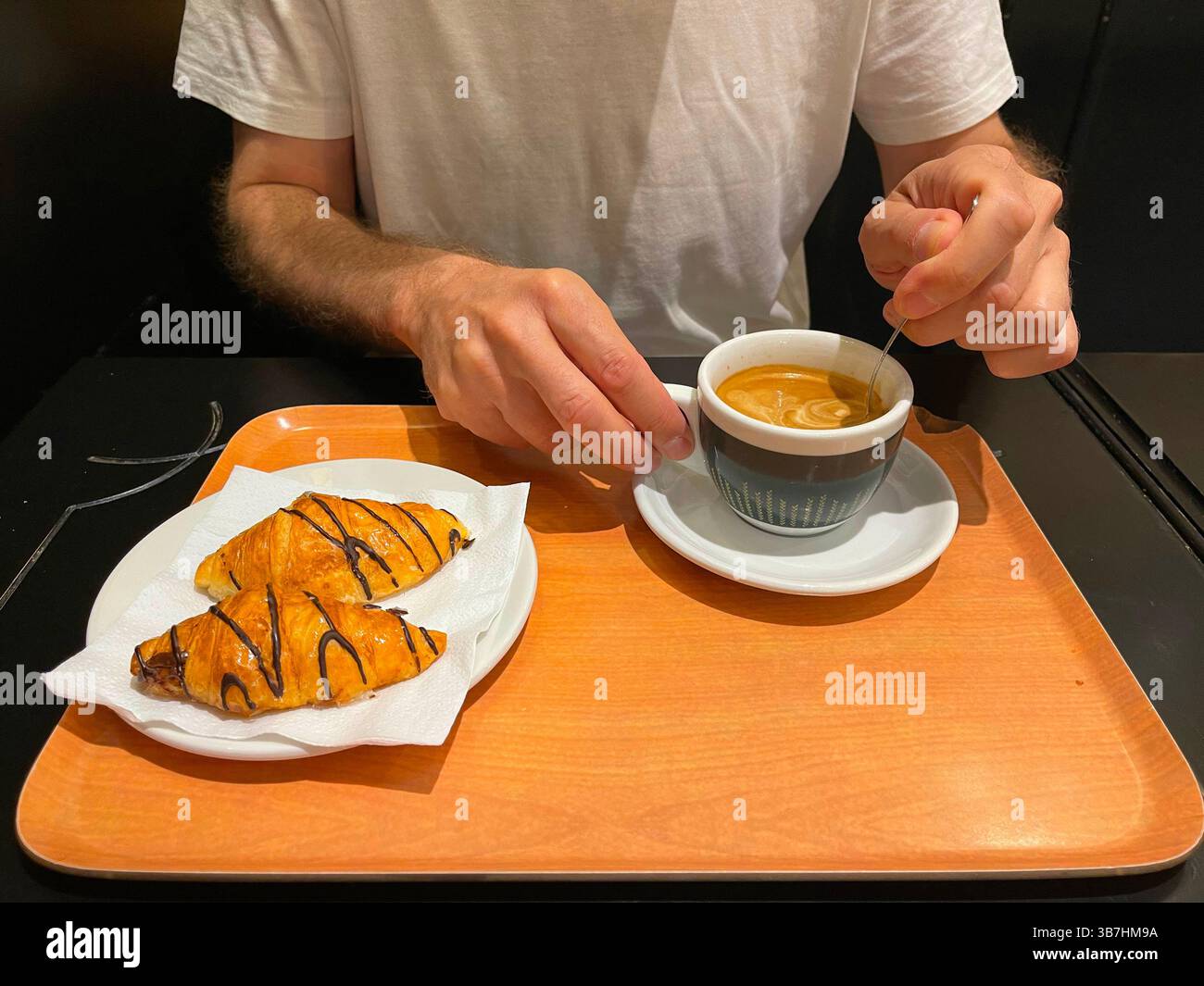 Uomo che ha la colazione. - Immagine stock catturata con smartphone