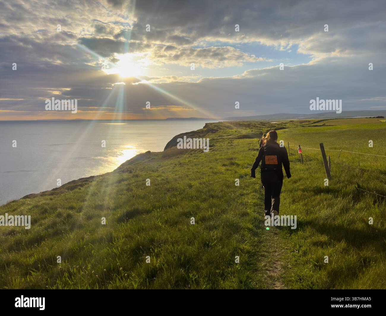 4 MAGGIO 2025 - Isola di Wight, Regno Unito - Una vista al crepuscolo dalla costa meridionale dell'Isola di Wight attraverso il paesaggio e il mare del Canale della Manica con un alto Foto Stock