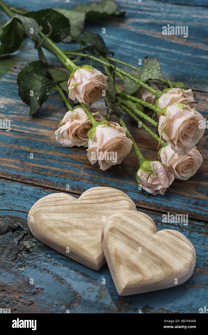 Cuori in legno fatti a mano e rose per gli amanti delle vacanze Foto Stock