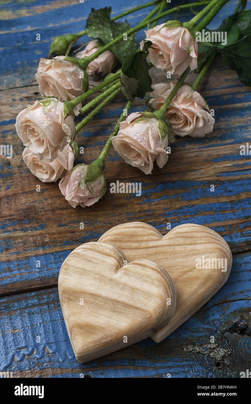 Cuore simbolico dell'albero con bouquet di fiori per San Valentino Foto Stock
