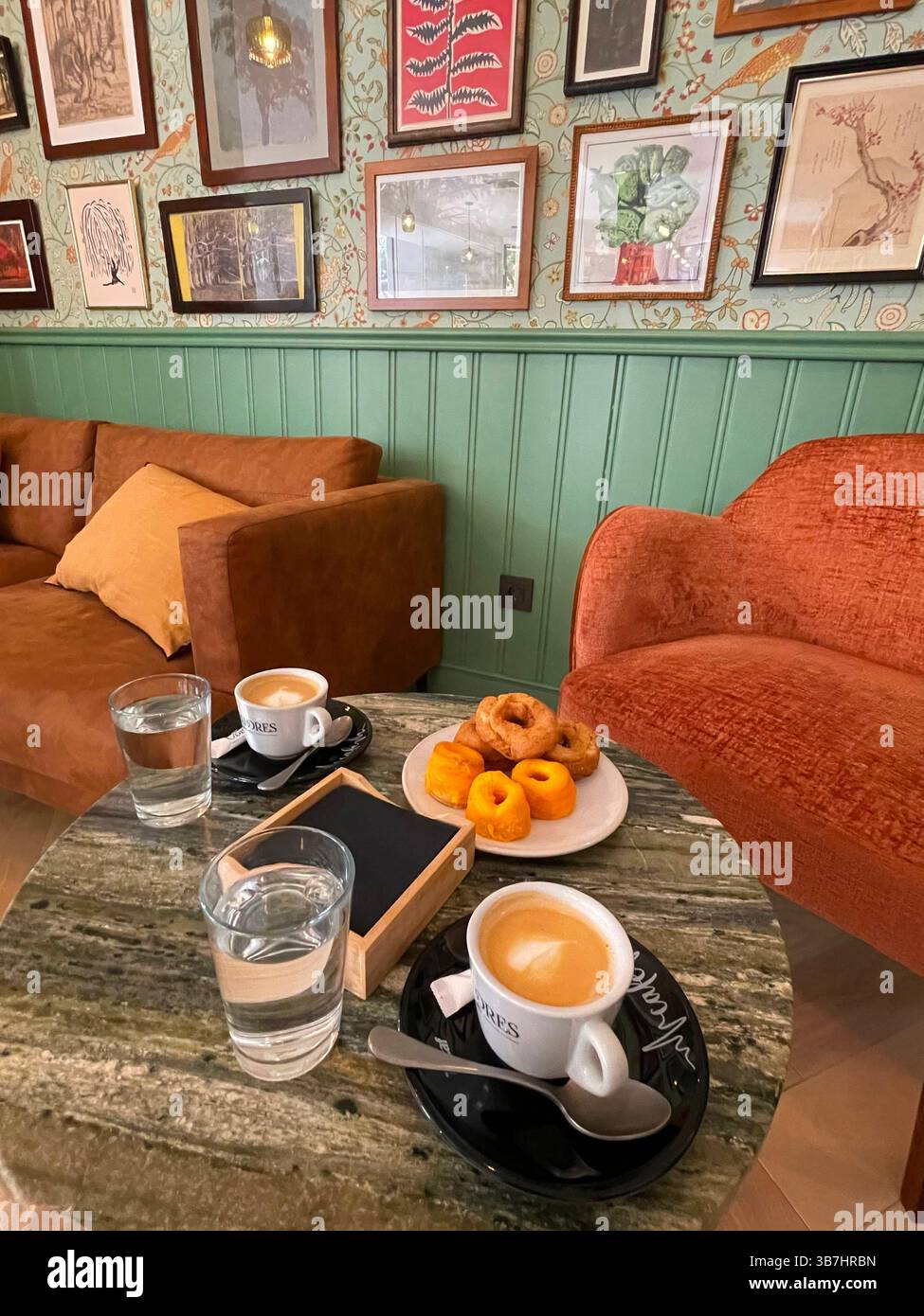 Due tazze di caffè con ciambelle Alcala in una caffetteria. Madrid, Spagna. Foto Stock