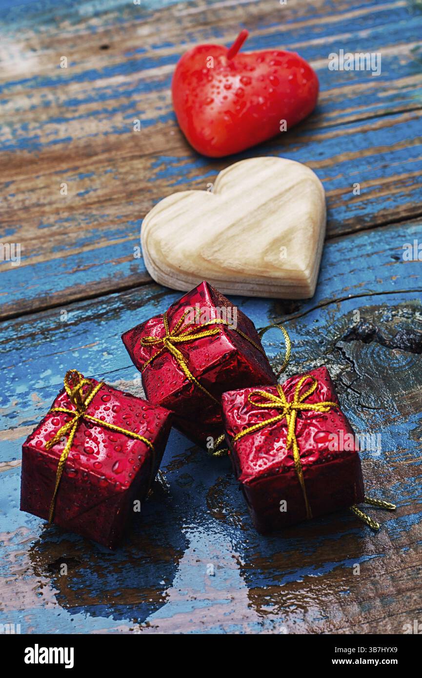 Regali in confezioni e cuori di legno per San Valentino Foto Stock