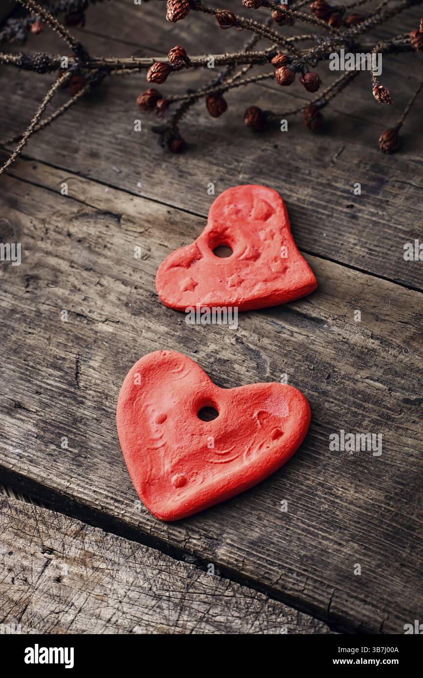 Cuori scolpiti realizzati con impasto salato handmade.selective focus Foto Stock