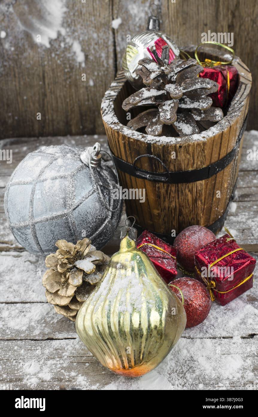 Vasca in legno con coni di pino e decorazioni e ornamenti natalizi Foto Stock