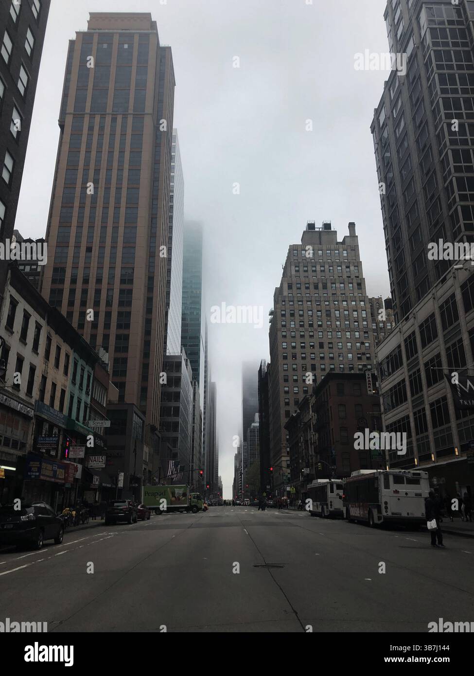 Strade di New York con iconici taxi, moderni edifici cittadini, stile di vita e momenti di viaggio attivi Foto Stock