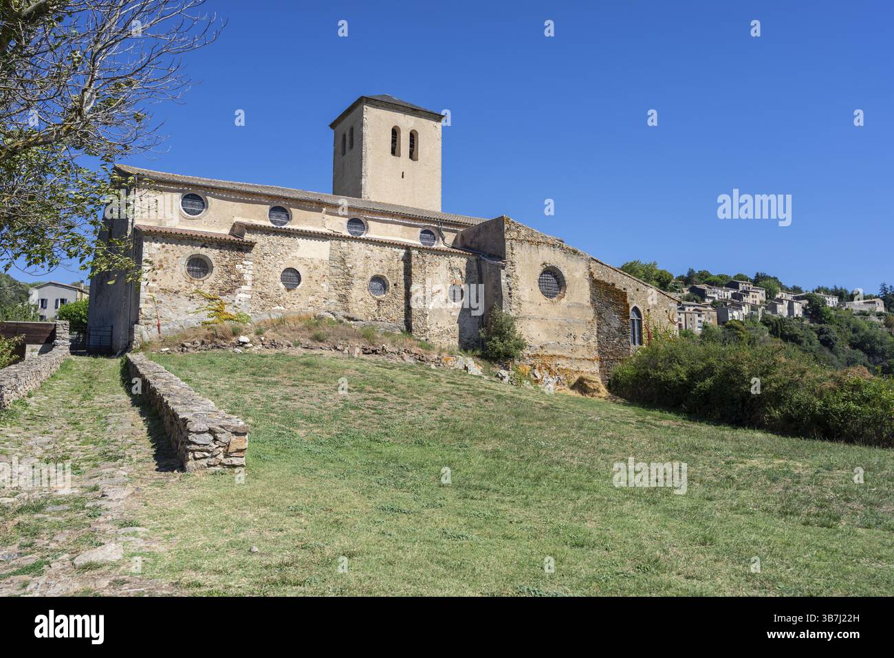 Chiesa di Saint-Michel, edificio romanico del (XIII secolo) castello cataro di Saissac, villaggio di Saissac, Aude, regione della montagna nera, francese Foto Stock