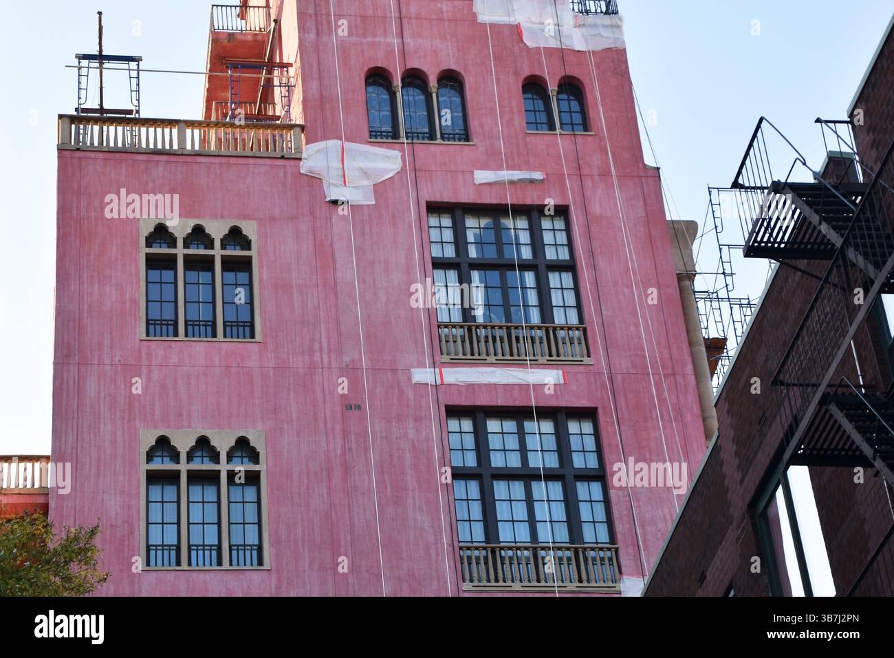 Foto di New York con strade trafficate, taxi classici e veri viaggi in città Foto Stock