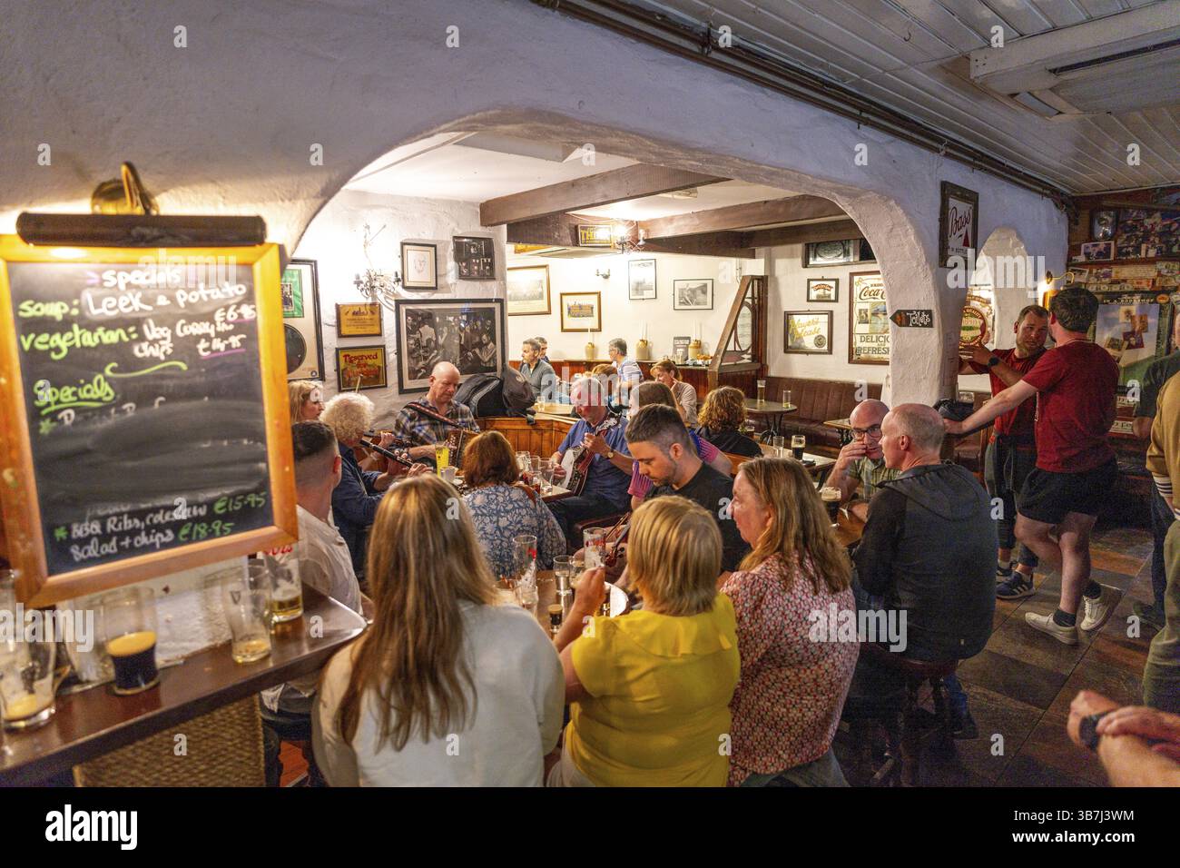 Gruppo musicale celtico in a Pub, Doolin, County Clare, Irlanda, Regno Unito, Europa Foto Stock