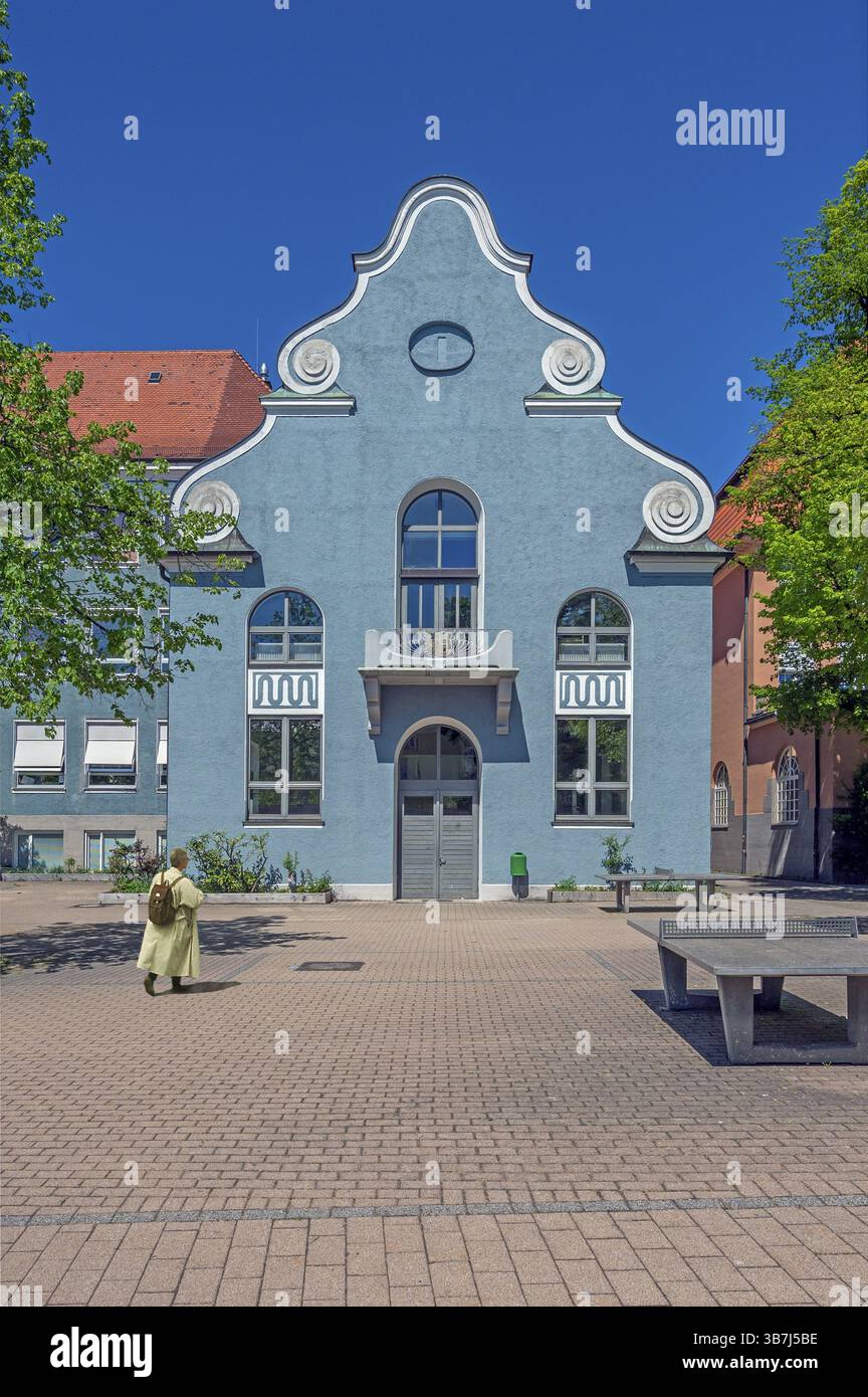 Timpano a voluta e balcone con stemma Kempten sopra il Tor Tor della scuola secondaria, Wittelsbacherschule del 1906, Kempten, Allgaeu, Svevia Foto Stock