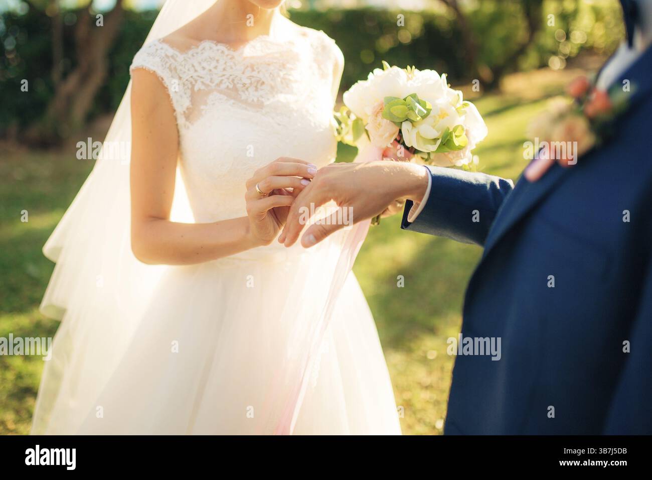 Gli sposi si scambiano anelli in occasione di un matrimonio in Montenegro Foto Stock