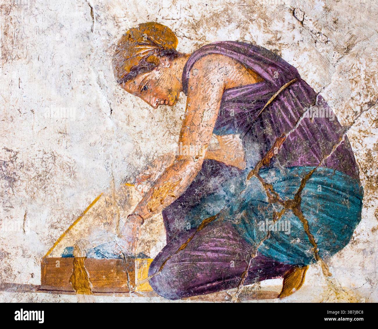 Cameriera che guarda attraverso un vano portaoggetti, dettaglio di un dipinto murale di Pompei, affresco Foto Stock
