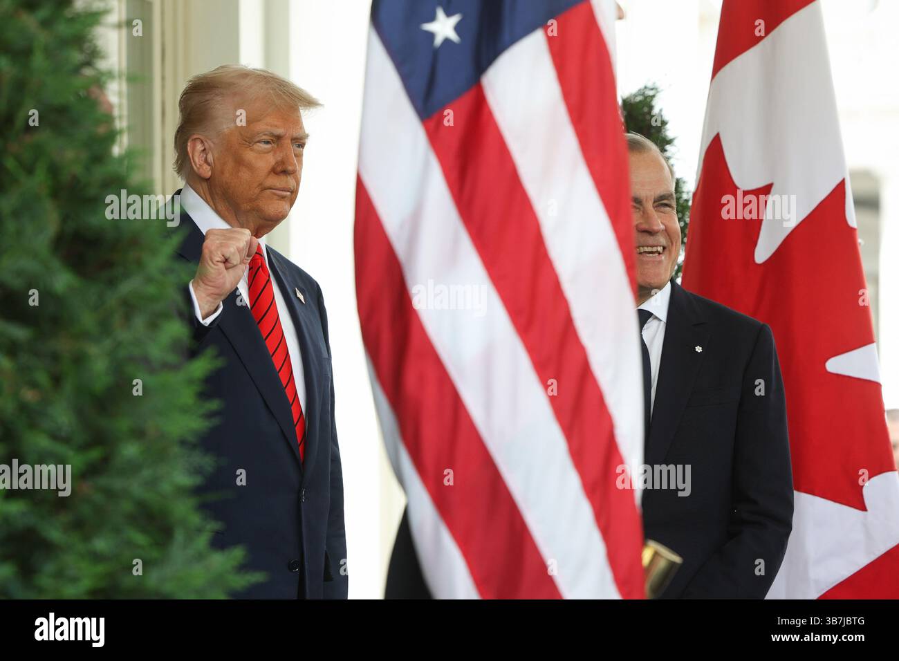 Washington, Stati Uniti. 6 maggio 2025. Il primo ministro canadese Mark Carney (R) viene accolto dal presidente degli Stati Uniti Donald Trump fuori dall'ala ovest della Casa Bianca martedì 6 maggio 2025. Foto di Francis Chung/UPI credito: UPI/Alamy Live News Foto Stock