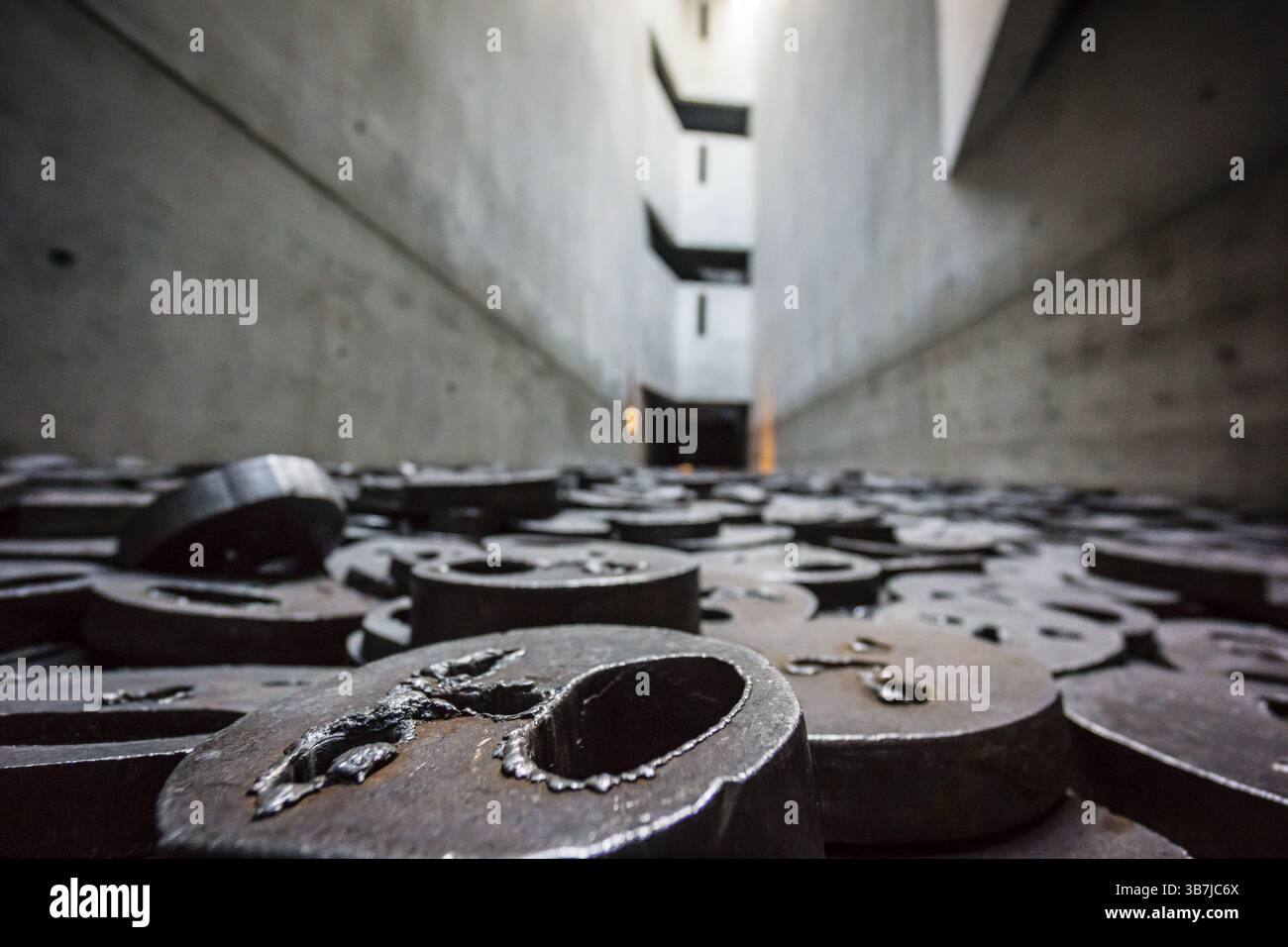 Shalechet, -hojas caidas-, instalacion artistica de Menashe Kadishman, Museo Judio de Berlin, disenado por el arquitecto polaco Daniel Libeskinds, Foto Stock