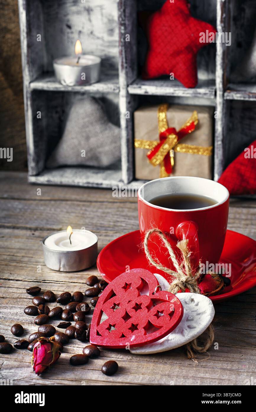 Tazza da caffè con cuori di legno legati per San Valentino e il 39 Foto Stock