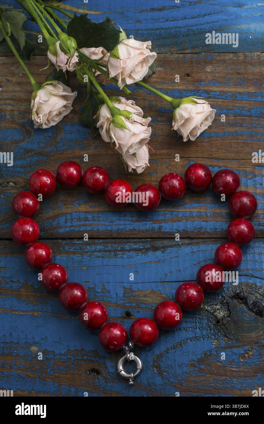 Perle di corallo disposte a forma di cuore Foto Stock