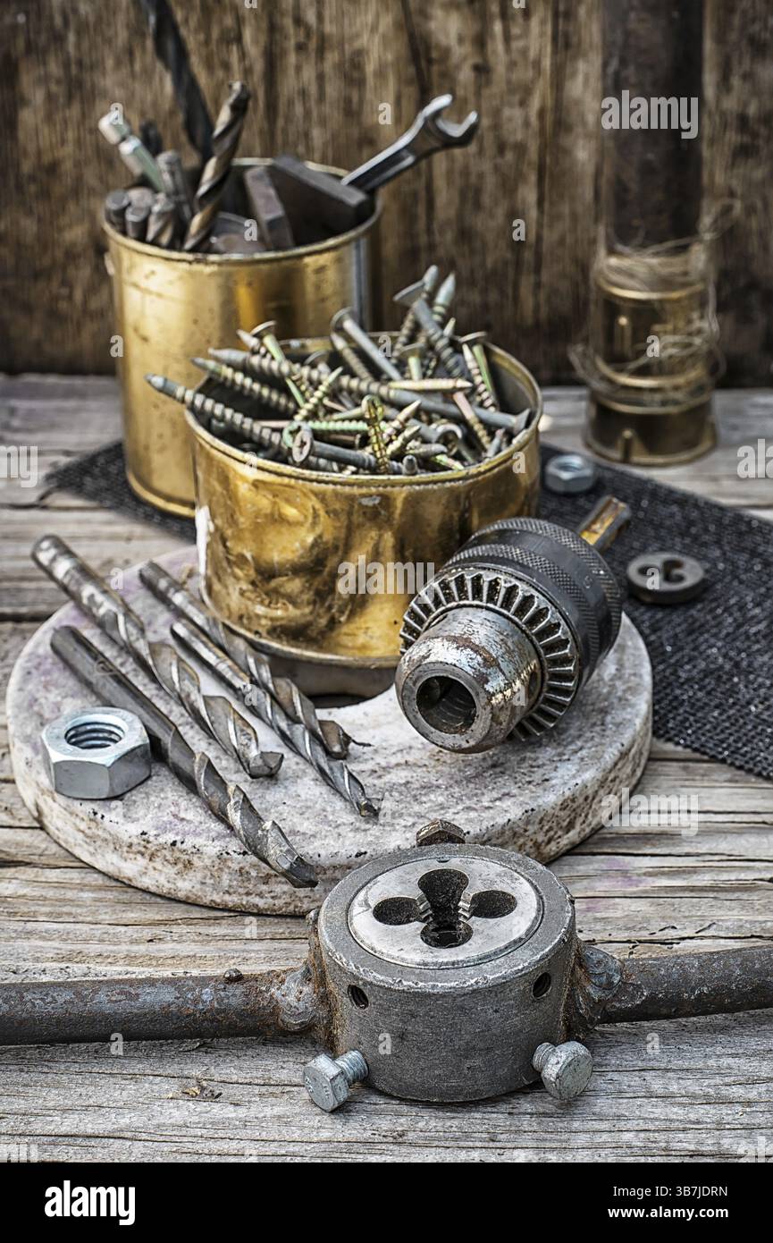 Set di vecchi attrezzi di chiavi, viti e trapani Foto Stock