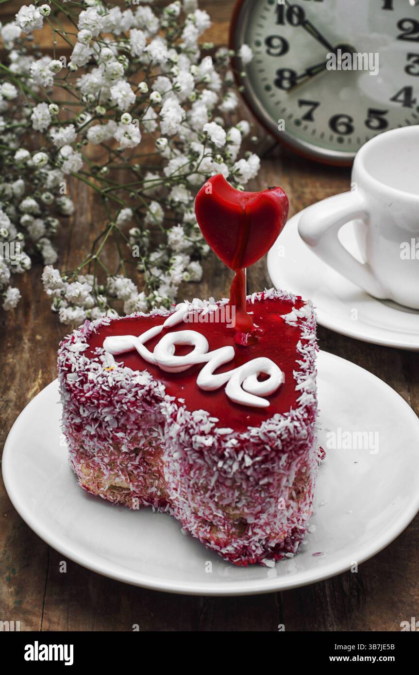 Torta con ripieno di frutta a forma di cuore con l'iscrizione Love Foto Stock