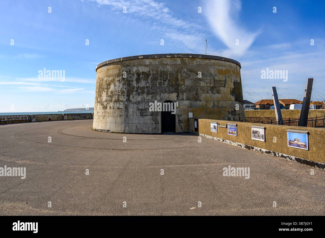 La torre difensiva martello della guerra napoleonica ospita ora il Seaford Museum of Local History a Seaford, East Sussex, Inghilterra. Foto Stock