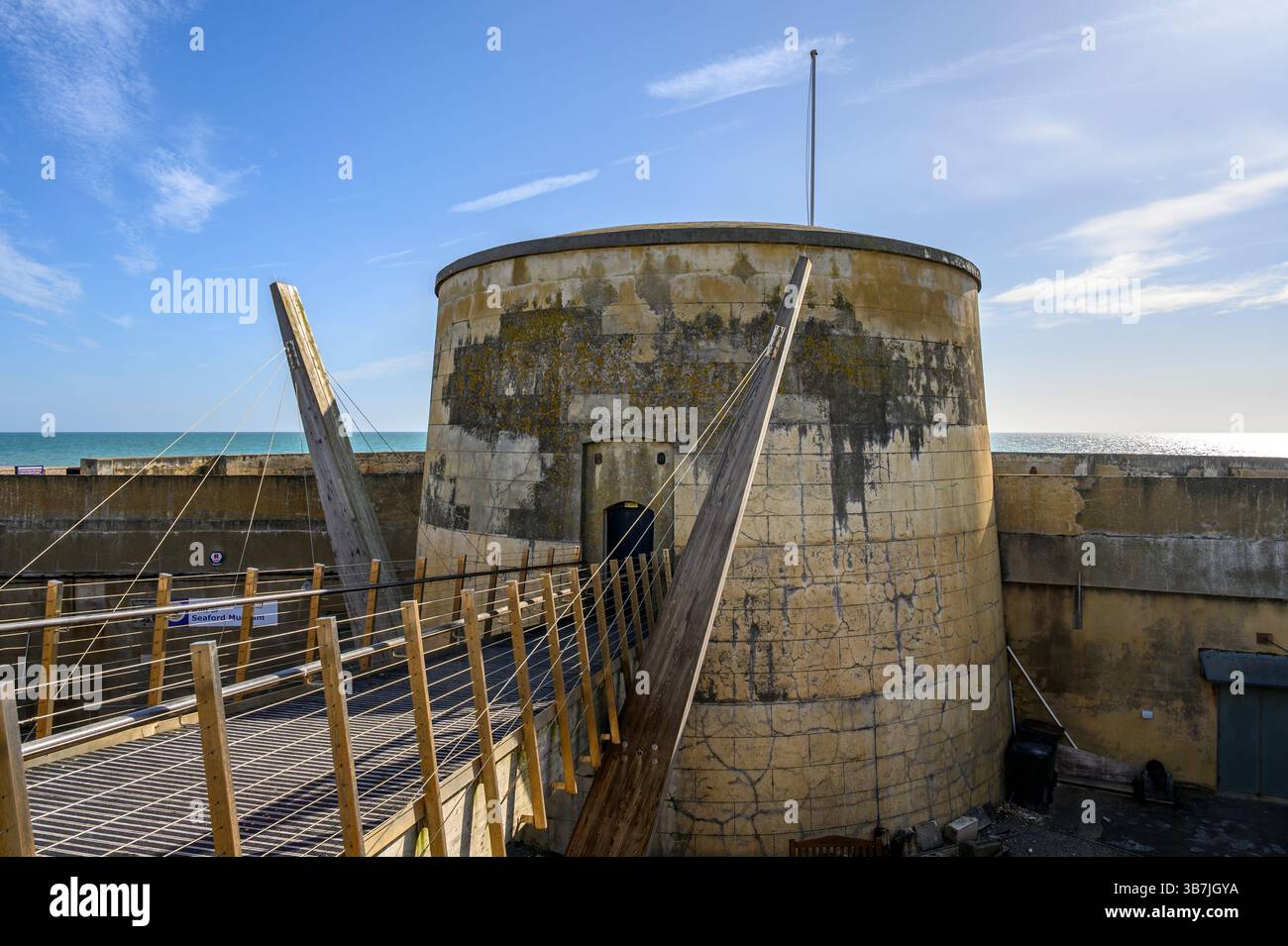 La torre difensiva martello della guerra napoleonica ospita ora il Seaford Museum of Local History a Seaford, East Sussex, Inghilterra. Foto Stock