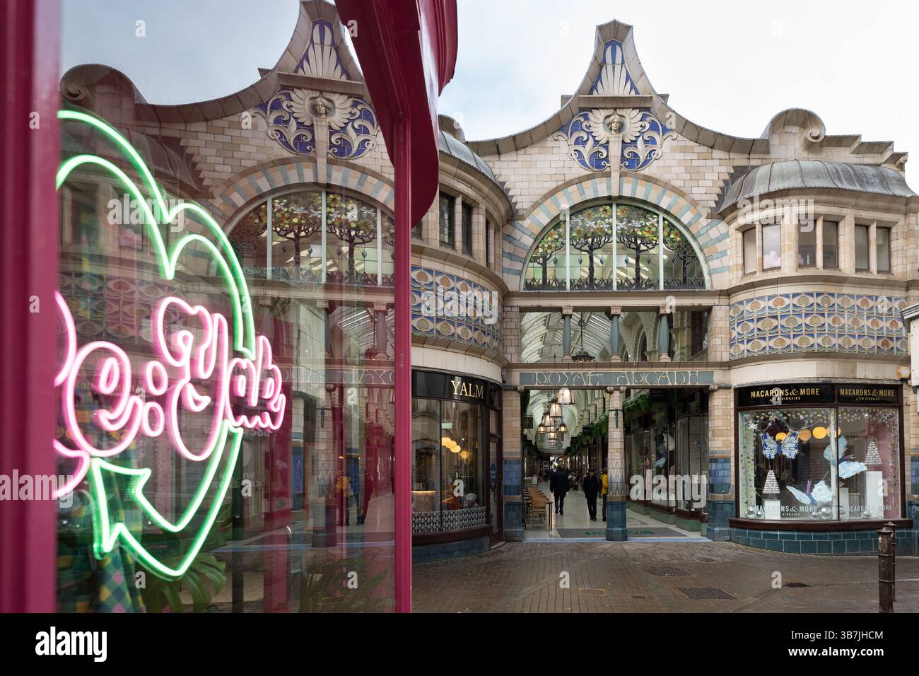 La gente passeggia attraverso la Royal Arcade di Norwich, nel Regno Unito, una splendida galleria di negozi vittoriani, con negozi come Yalm e Macarons e molto altro ancora. Foto Stock