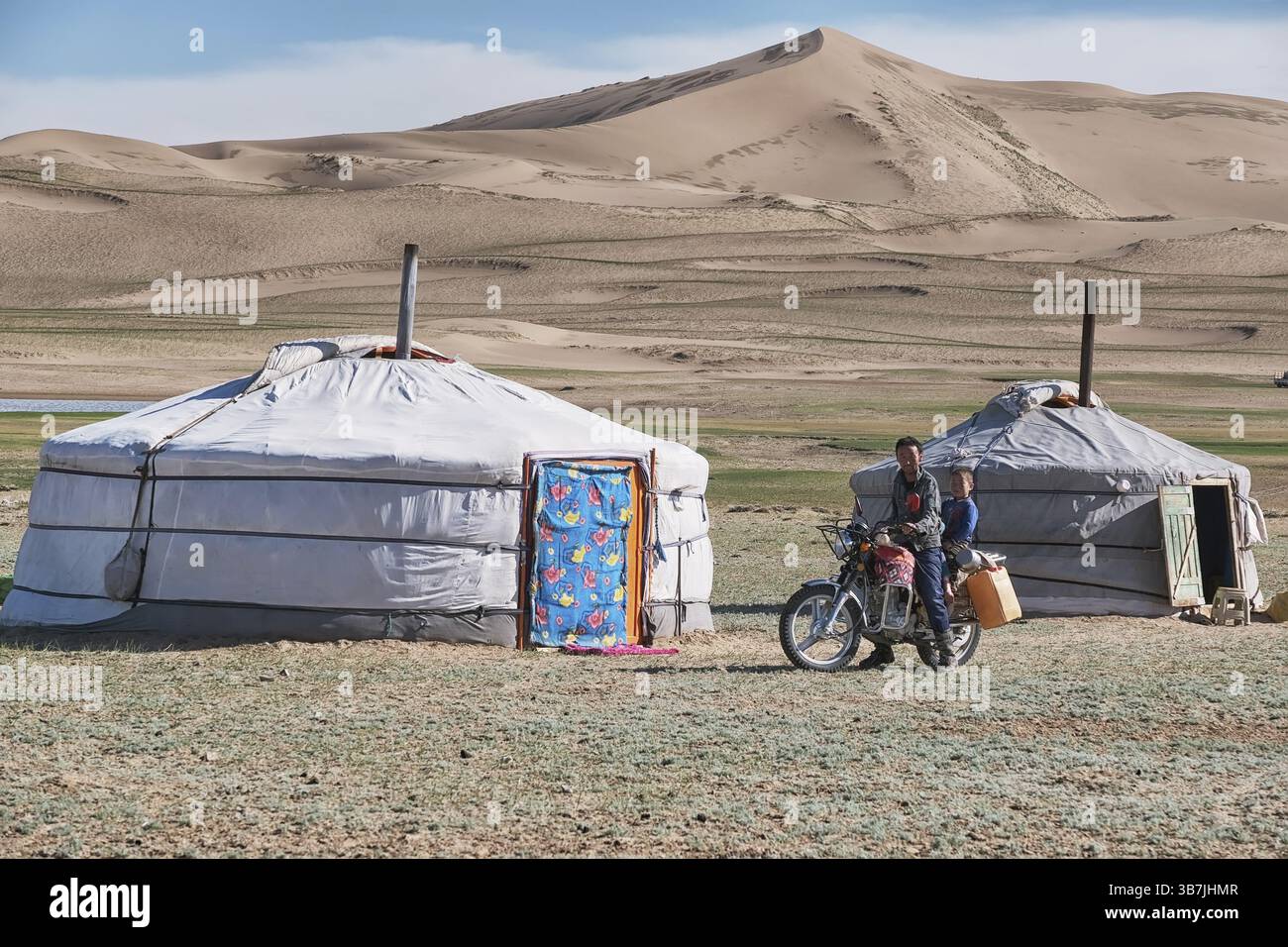 MONGOLIA occidentale, - GIUGNO 2019: Yurta nomade mongola tradizionale. Accamparsi al confine del deserto sabbioso. Mongol-Els, Mongolia occidentale Foto Stock