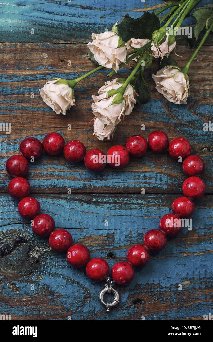 Perle di corallo disposte a forma di cuore Foto Stock