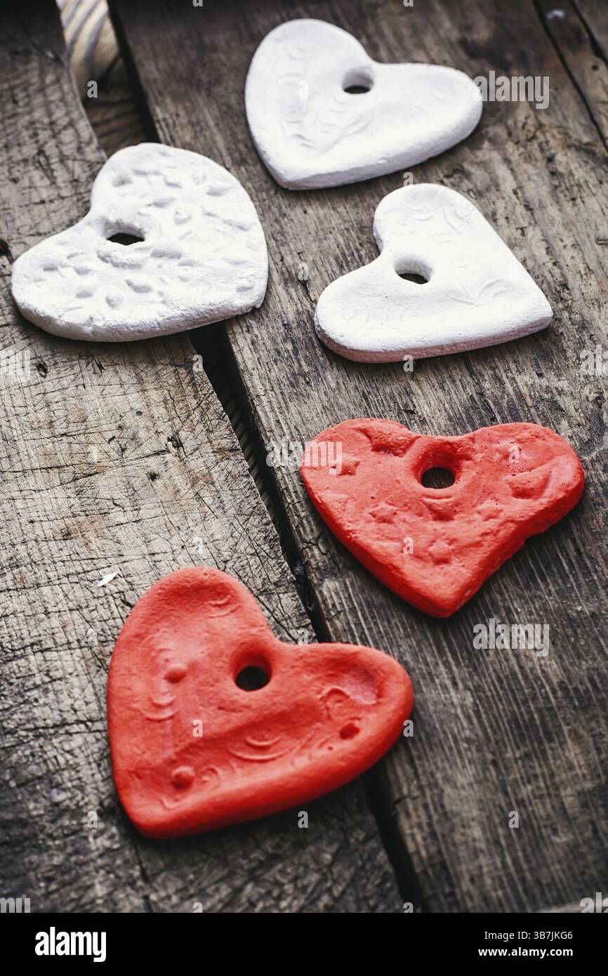Cuori scolpiti realizzati con impasto salato handmade.selective focus Foto Stock