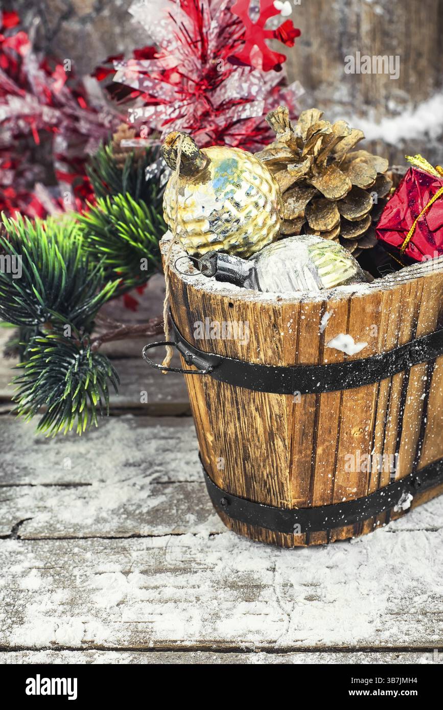 Vasca in legno con coni di pino e decorazioni e ornamenti natalizi Foto Stock