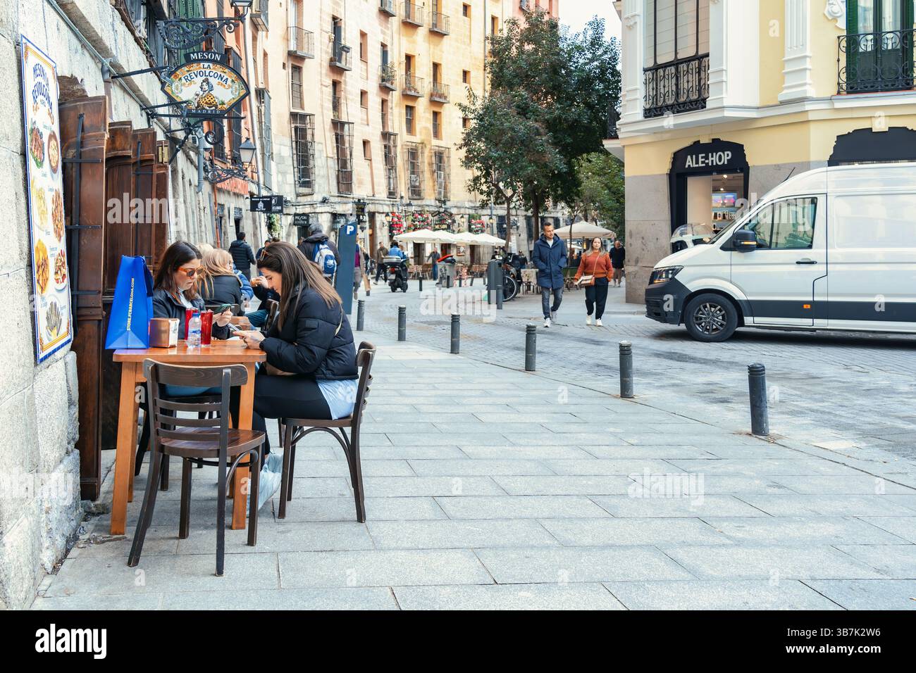 Madrid, Spagna - 03.10.2025: Scena di strada dal centro di Madrid vicino al Mercado de San Miguel. Foto Stock