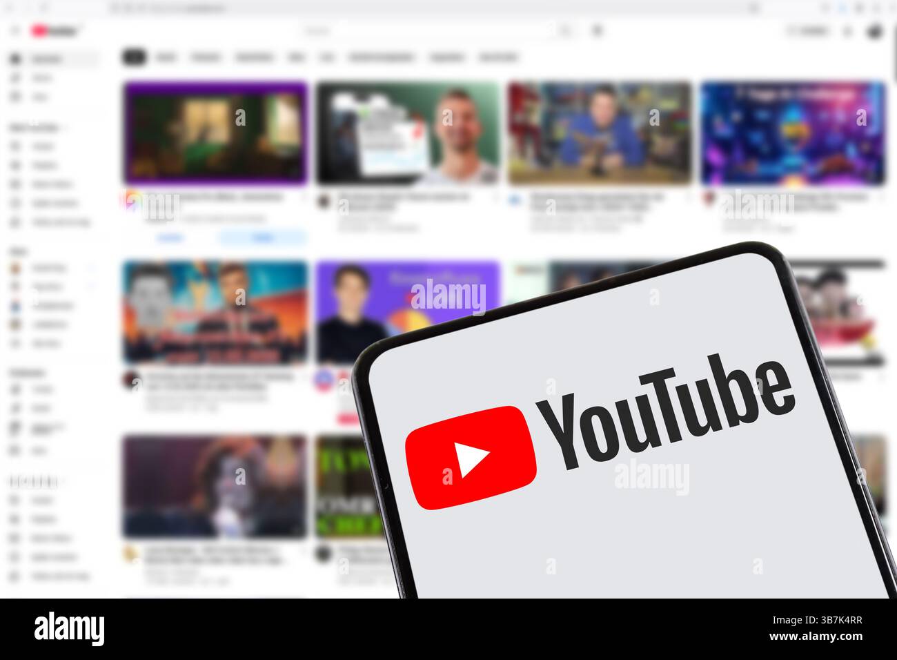 Stoccarda, Germania - 8 febbraio 2025: Logo dell'app YouTube piattaforma di condivisione di video online su un telefono cellulare e un computer a Stoccarda, Germania. Foto Stock