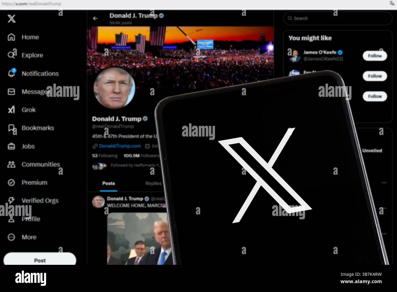 Stoccarda, Germania - 8 febbraio 2025: X sito web che mostra il profilo di Donald Trump su uno schermo di cellulare e computer logo Twitter social media a Stoccarda Foto Stock