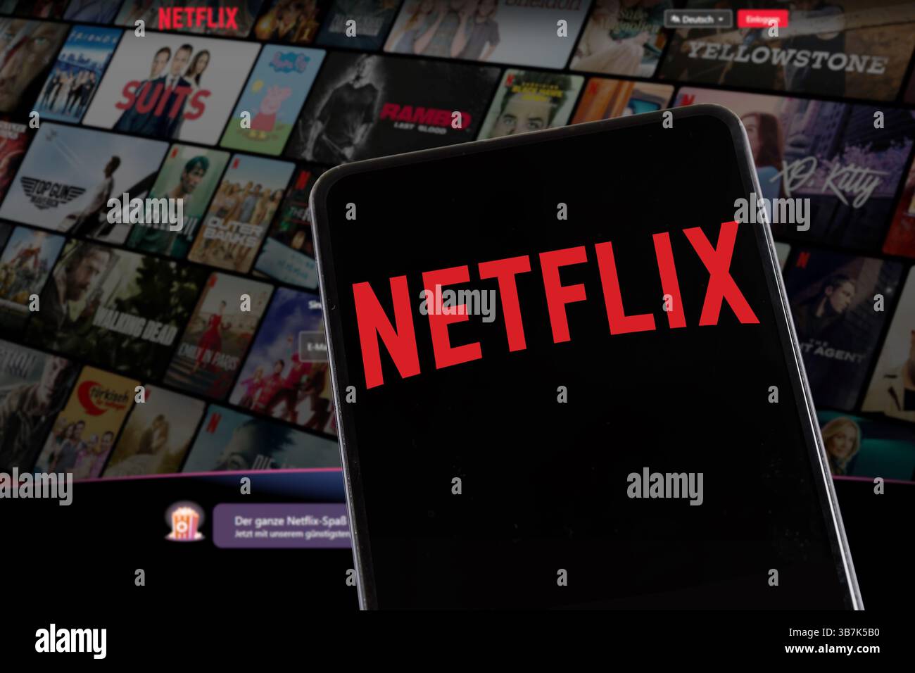 Stoccarda, Germania - 8 febbraio 2025: Sito web con il logo Netflix su uno schermo di un telefono cellulare e di un computer a Stoccarda, Germania. Foto Stock