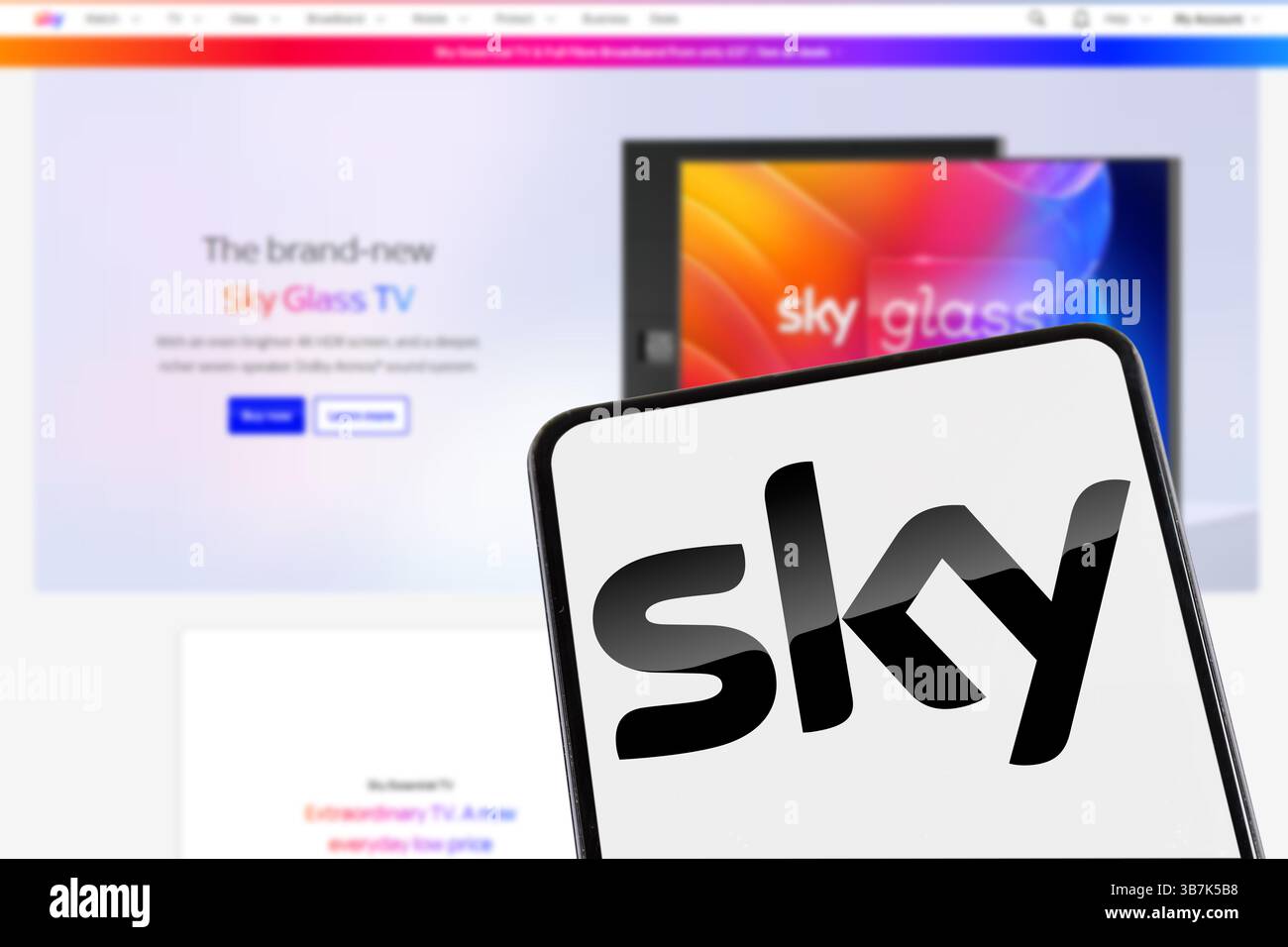 Stoccarda, Germania - 8 febbraio 2025: Canale televisivo con logo SKY Pay TV in streaming su un telefono cellulare e uno schermo di computer a Stoccarda, Germania. Foto Stock