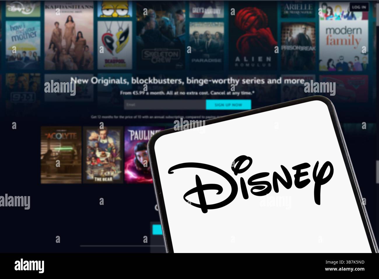 Stoccarda, Germania - 8 febbraio 2025: Sito web con logo Disney+ su uno schermo di telefono cellulare e computer a Stoccarda, Germania. Foto Stock