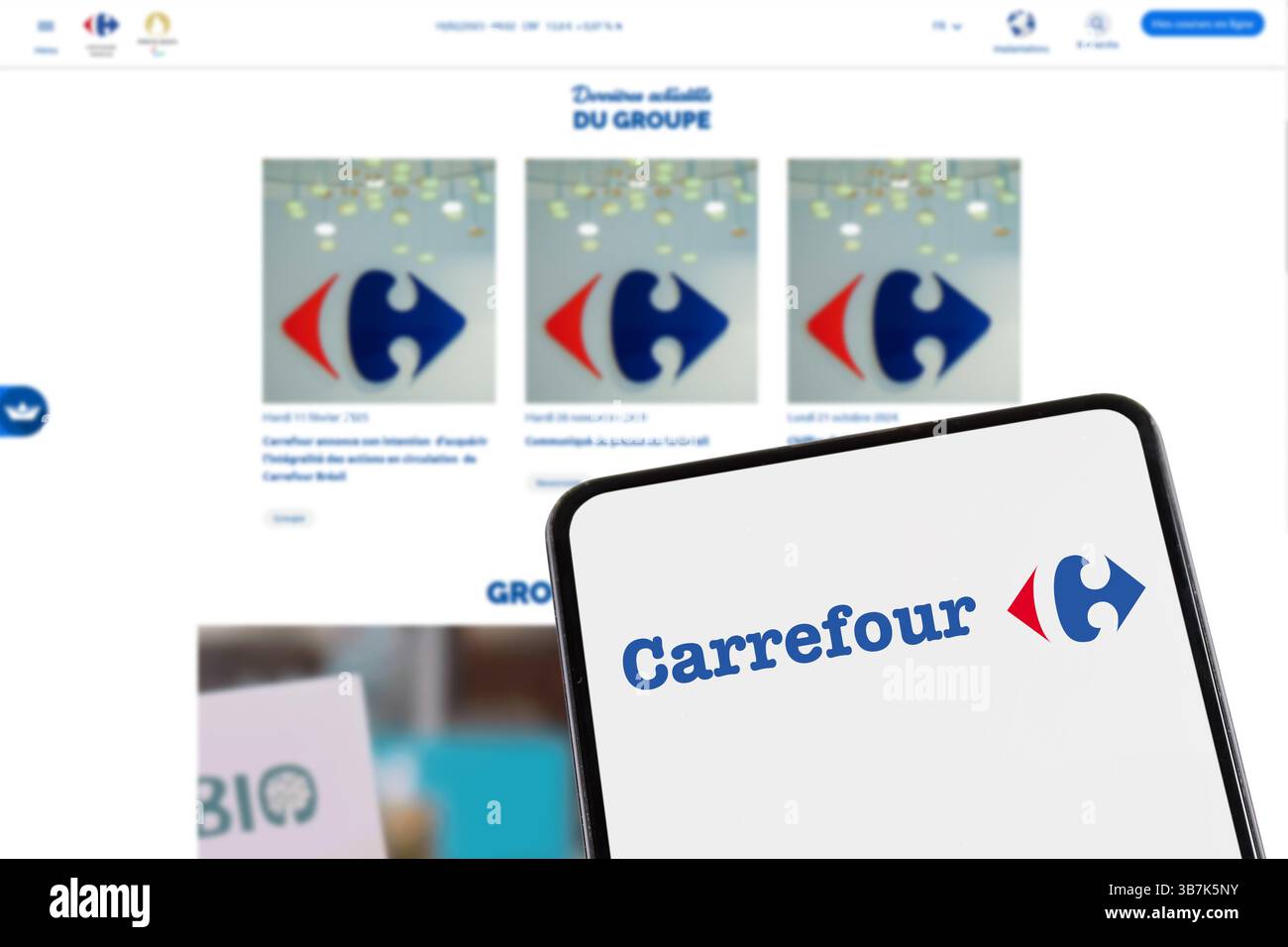 Stoccarda, Germania - 8 febbraio 2025: Supermercato Carrefour con logo di e-commerce del negozio online su un telefono cellulare e sito web a Stoccarda, Germania. Foto Stock