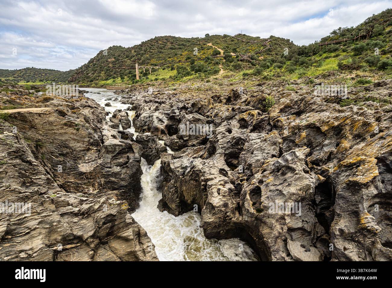 Canyon, rapide e cascate del fiume Guadiana a Mertola, Portogallo, nel sito naturale noto come il salto del lupo, Pulo do Lobo. La Guadiana Foto Stock