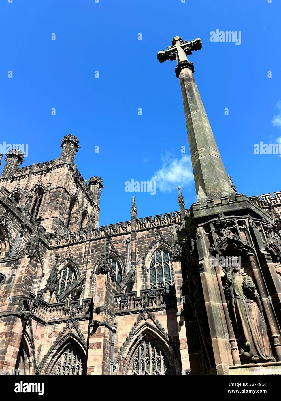 Chester e la sua statua di Croce in una giornata di sole perfetta contro il cielo blu - Immagine stock catturata con smartphone