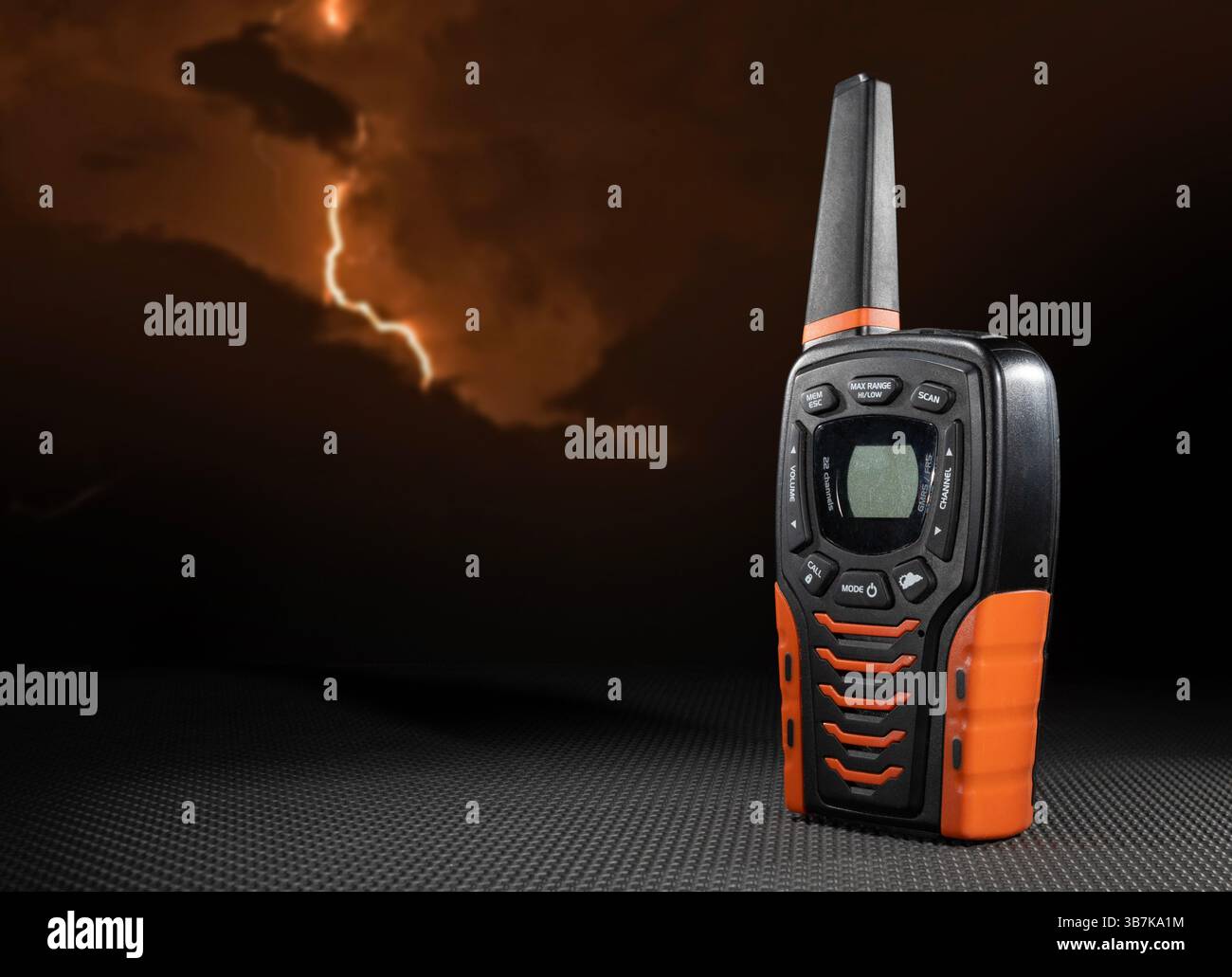 Quando queste inimmaginabili tempeste, uragani e tornado colpiscono e i servizi telefonici, questo si vede con i fulmini, i walkie-talkie palmari Foto Stock
