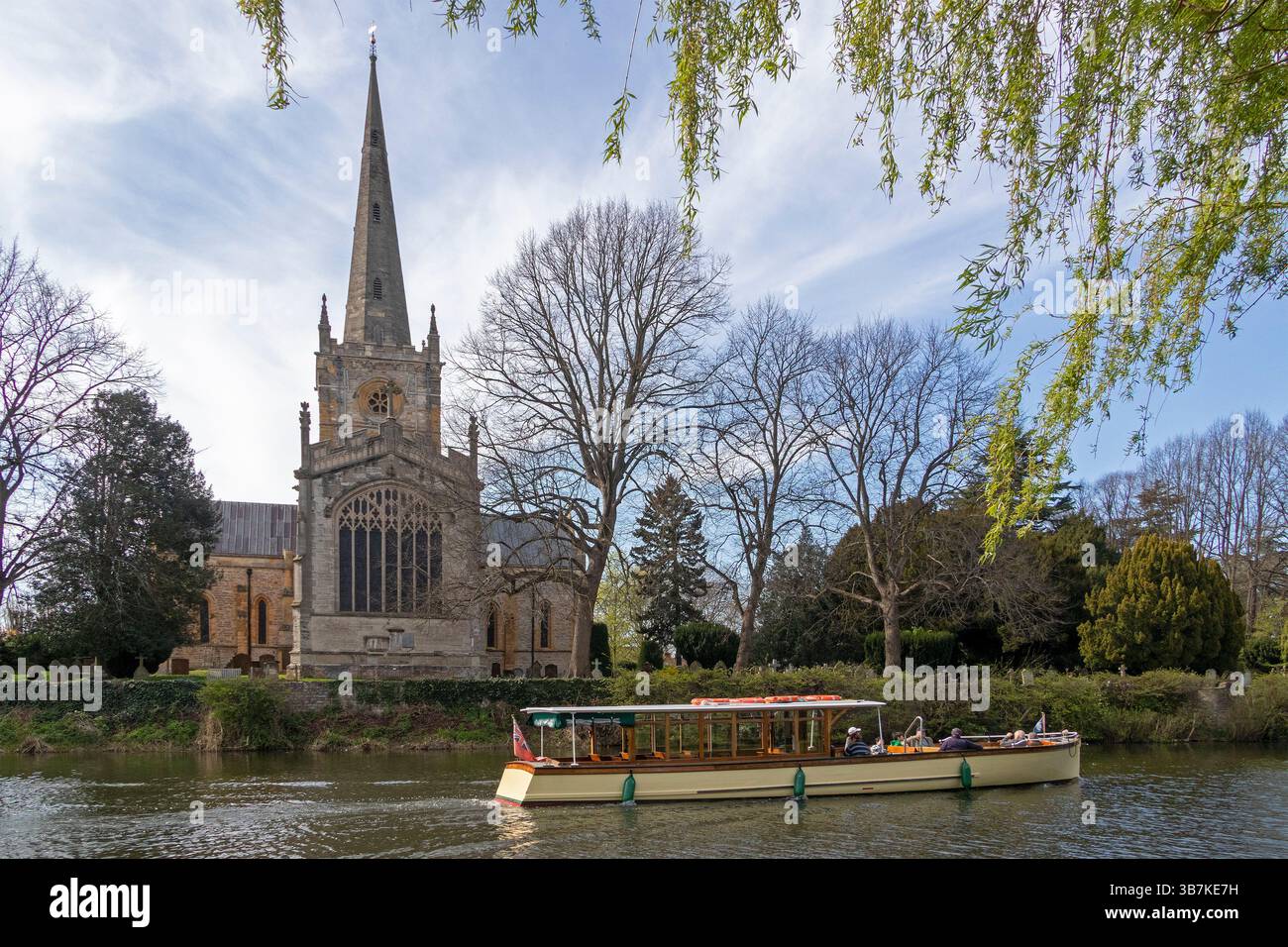 Escursione in barca, chiesa della Santissima Trinità, luogo di battesimo e sepoltura di William Shakespeare, fiume Avon, Stratford-upon-Avon, Warwickshire, Inghilterra Foto Stock
