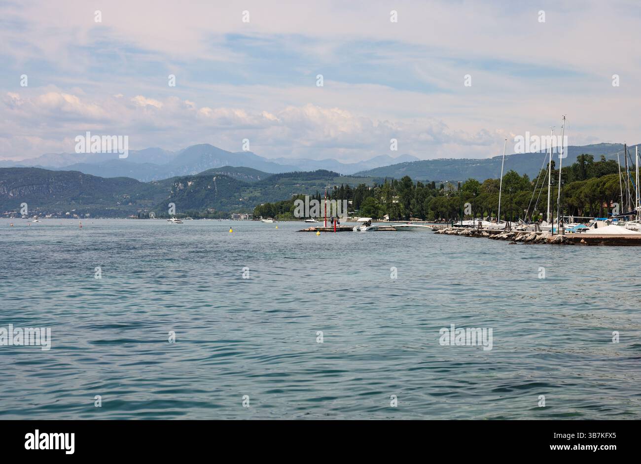 Vista da Lazise sul Lago di Garda, il più grande lago italiano del Nord Italia Foto Stock