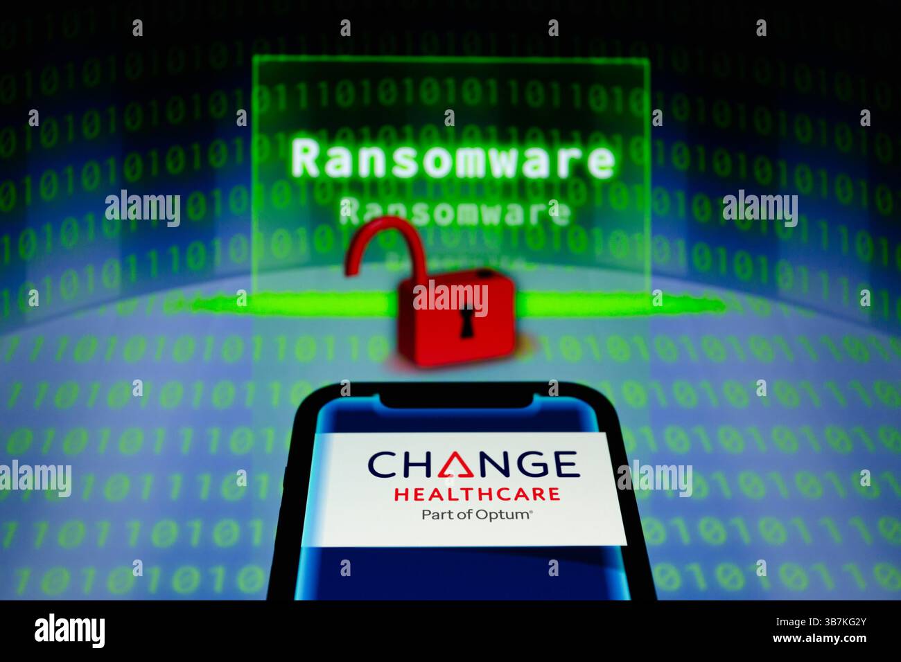 5 marzo 2024, Asuncion, Paraguay: Il logo Change Healthcare viene visualizzato su uno smartphone di fronte alla parola ''Ransomware'', rappresentazione visiva delle cifre del blocco aperto e del codice binario. "Change Healthcare può confermare che abbiamo riscontrato un problema di cibersicurezza perpetrato da un attore di minacce alla cibercriminalità che si è presentato come ALPHV/Blackcat". "La cura dei pazienti è la nostra priorità assoluta e abbiamo diverse soluzioni per garantire che le persone abbiano accesso ai farmaci e alle cure di cui hanno bisogno. In base alla nostra indagine in corso, non ci sono indicazioni che Optum, UnitedHealthcare e UnitedHealth Group Foto Stock