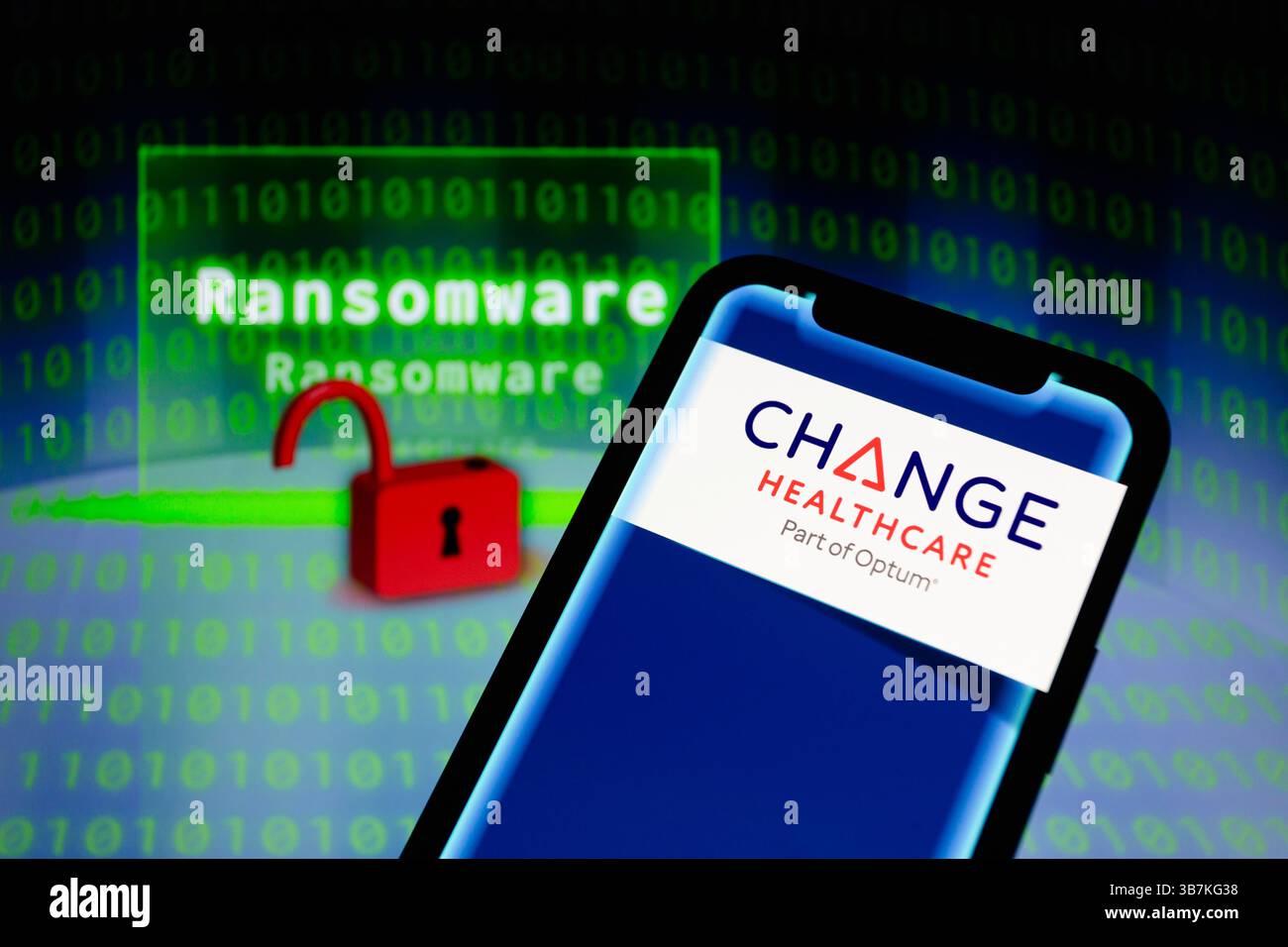 5 marzo 2024, Asuncion, Paraguay: Il logo Change Healthcare viene visualizzato su uno smartphone di fronte alla parola ''Ransomware'', rappresentazione visiva delle cifre del blocco aperto e del codice binario. "Change Healthcare può confermare che abbiamo riscontrato un problema di cibersicurezza perpetrato da un attore di minacce alla cibercriminalità che si è presentato come ALPHV/Blackcat". "La cura dei pazienti è la nostra priorità assoluta e abbiamo diverse soluzioni per garantire che le persone abbiano accesso ai farmaci e alle cure di cui hanno bisogno. In base alla nostra indagine in corso, non ci sono indicazioni che Optum, UnitedHealthcare e UnitedHealth Group Foto Stock